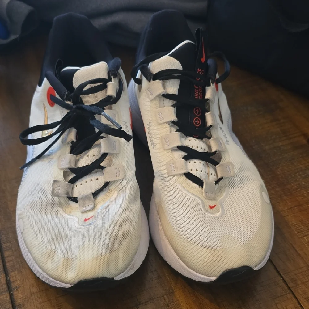 Nike White and Black Running Shoes with Gold Swoosh - Picture 2 of 13